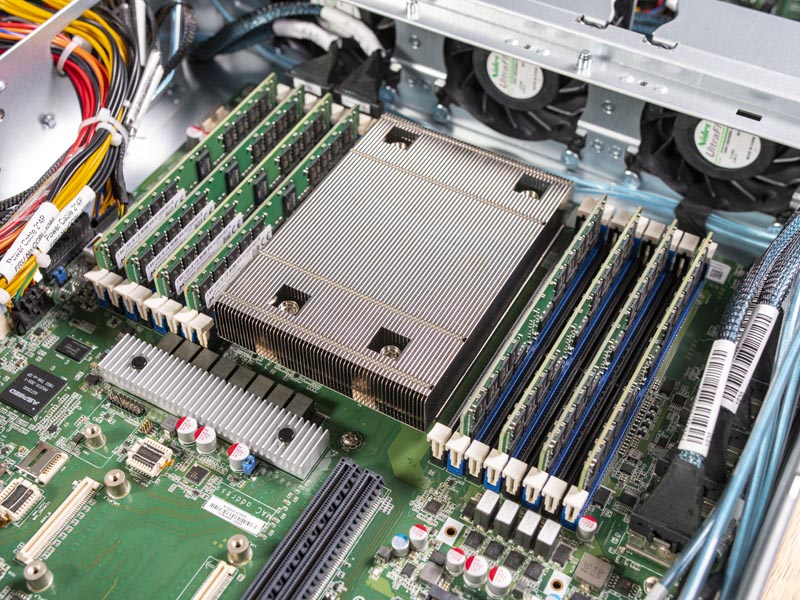 Zen2 Epyc szerver, akár 4TB RAM-mal!