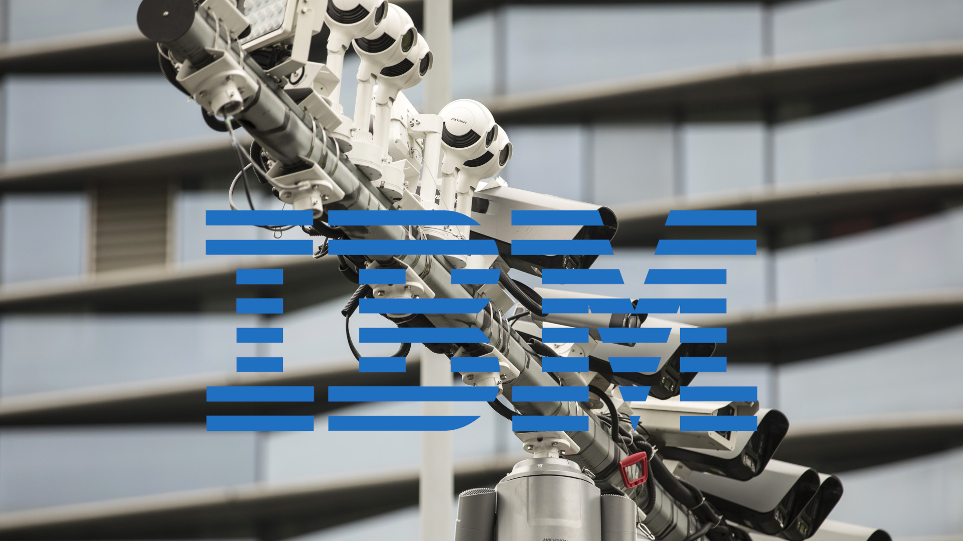 Az IBM kiszáll, és szigorítást sürget