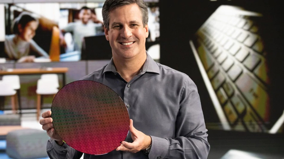Chris Walker alelnök és vezérigazgató, kezében a Tiger Lake wafer
