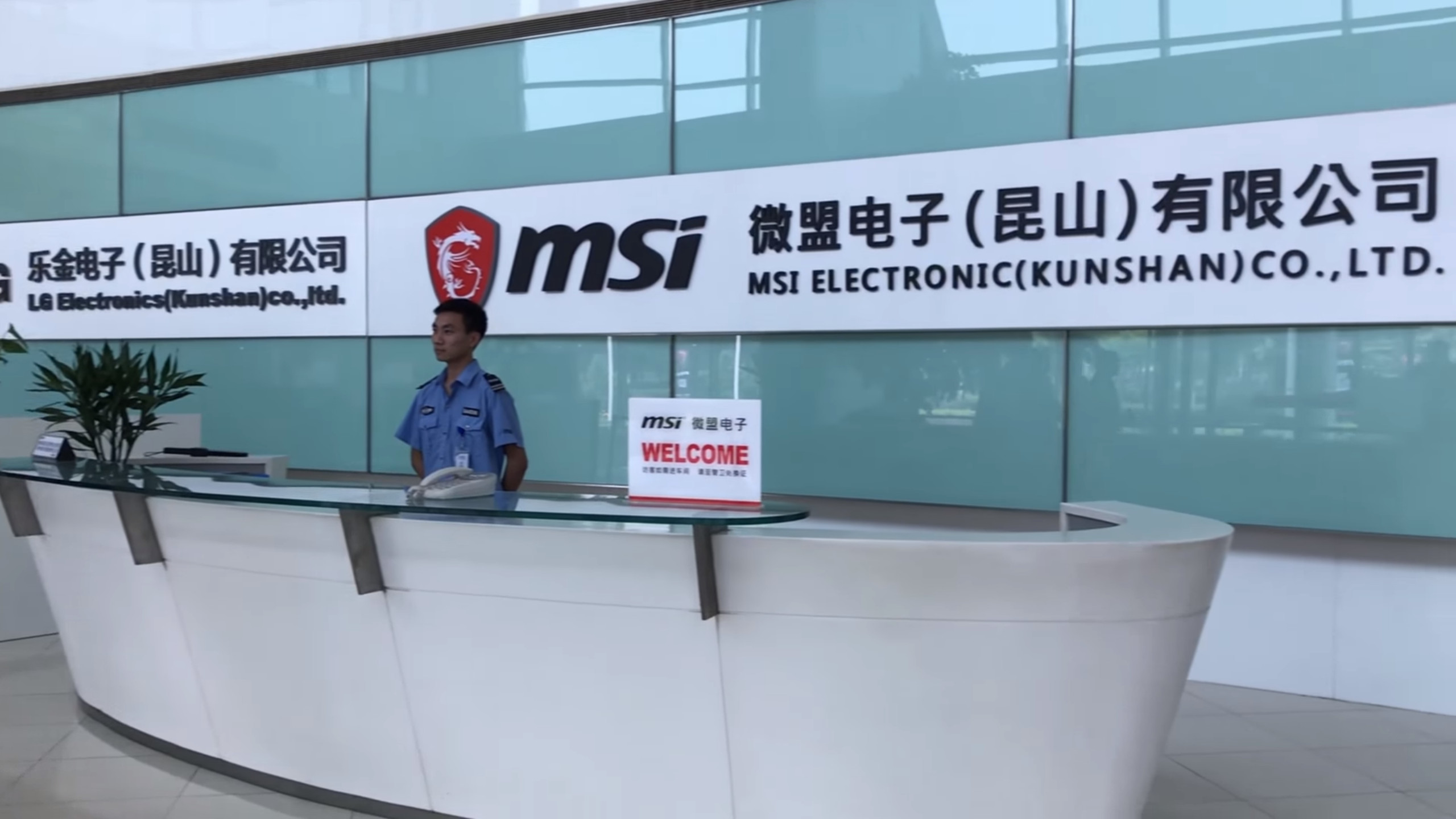 Ezek szerint nem a fõbejáraton távoztak.