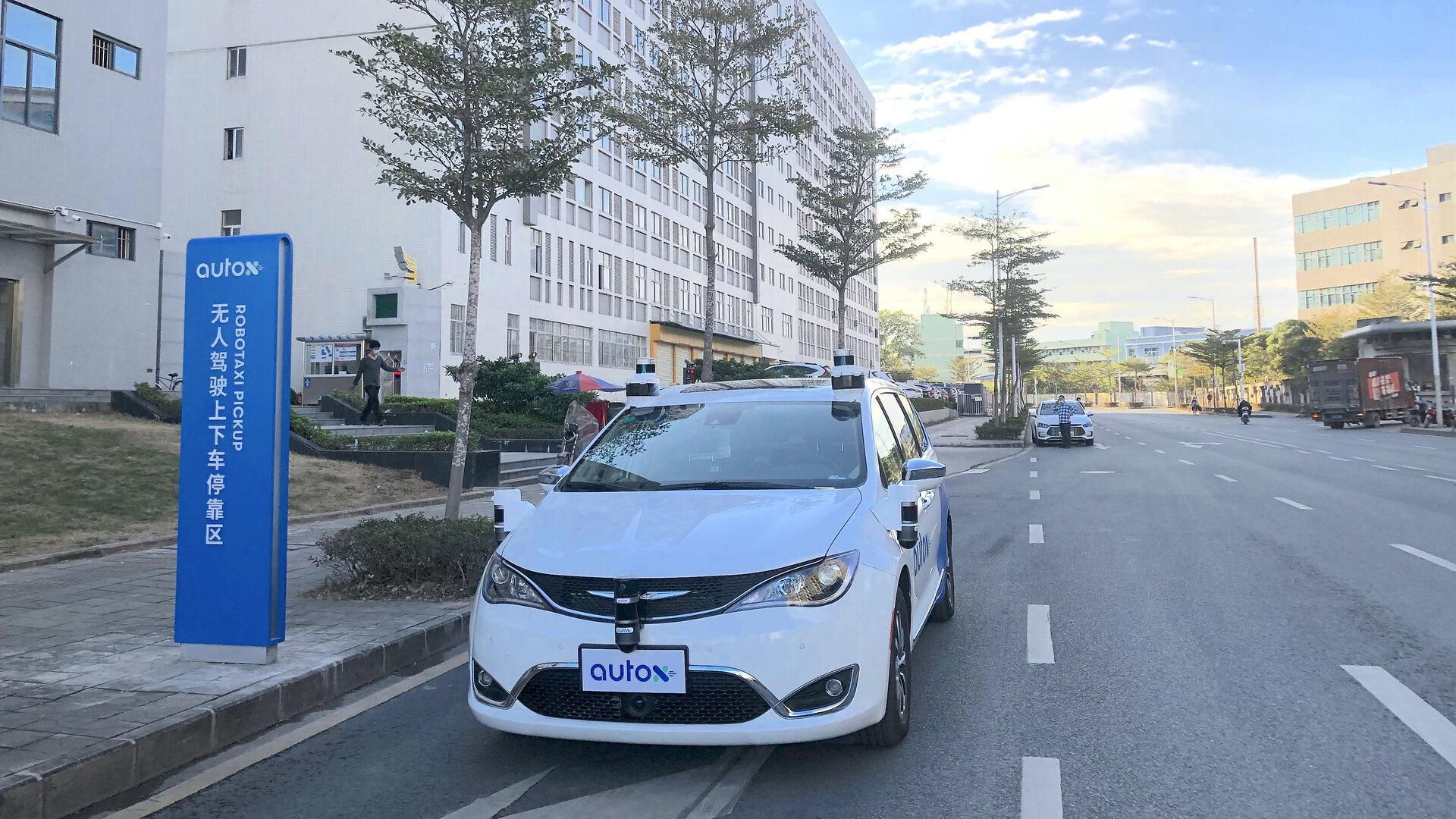 Beindult az önvezetõ taxizás Kínában.
