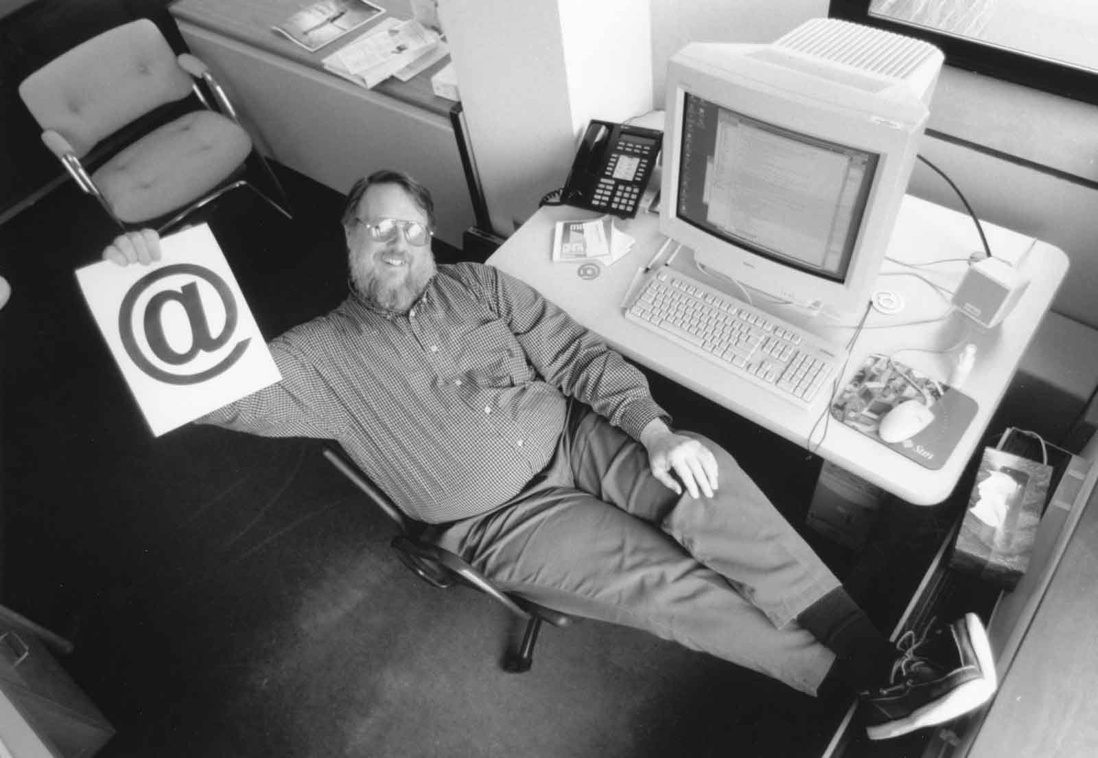 Ray Tomlison, az elsõ e-mail atyja.