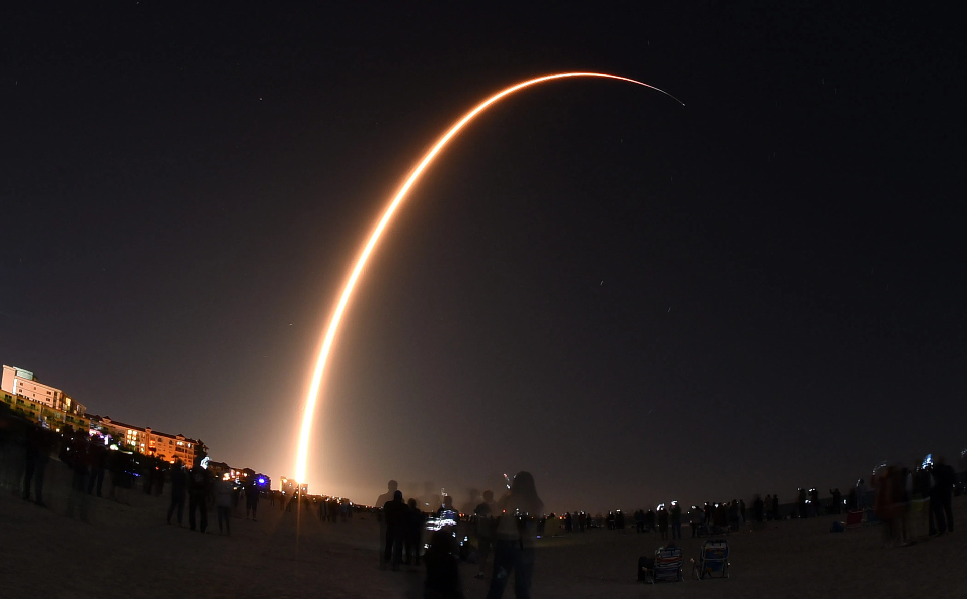 A Falcon-9 rakéta, 60 netszóró mûholddal a fedélzetén.