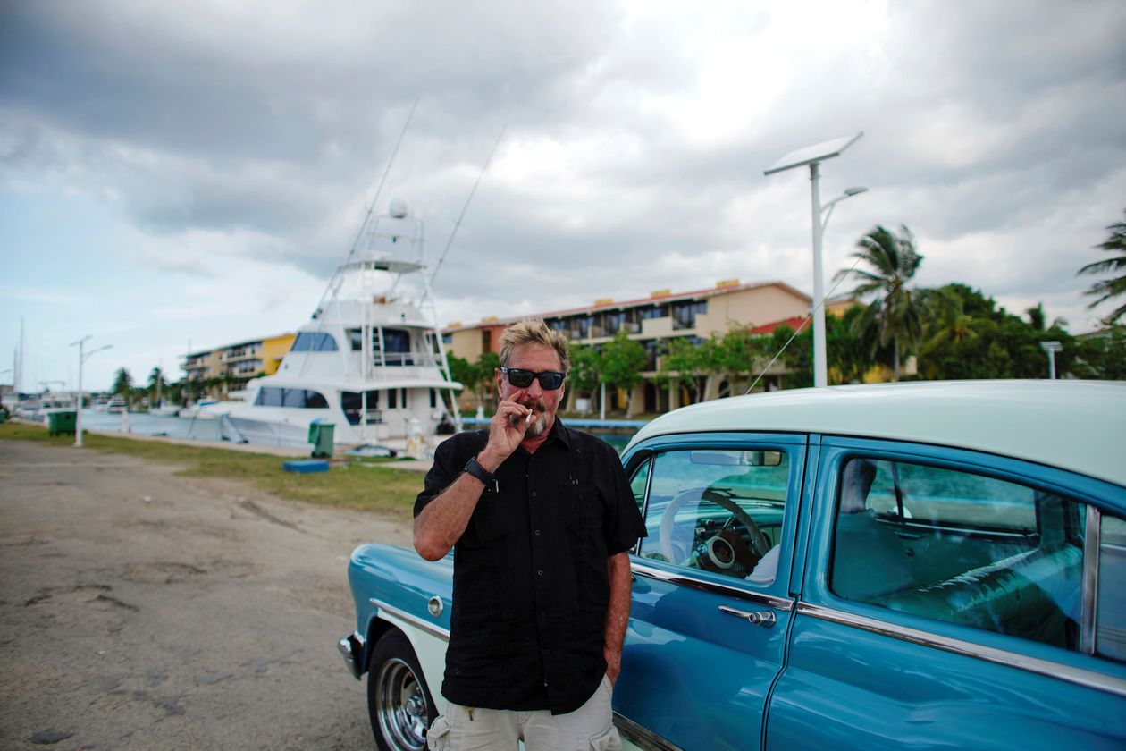 Egy szabad pillanat s egy kubai szivar, 2019, Havanna. (Kp: Alexandre Meneghini/Reuters)