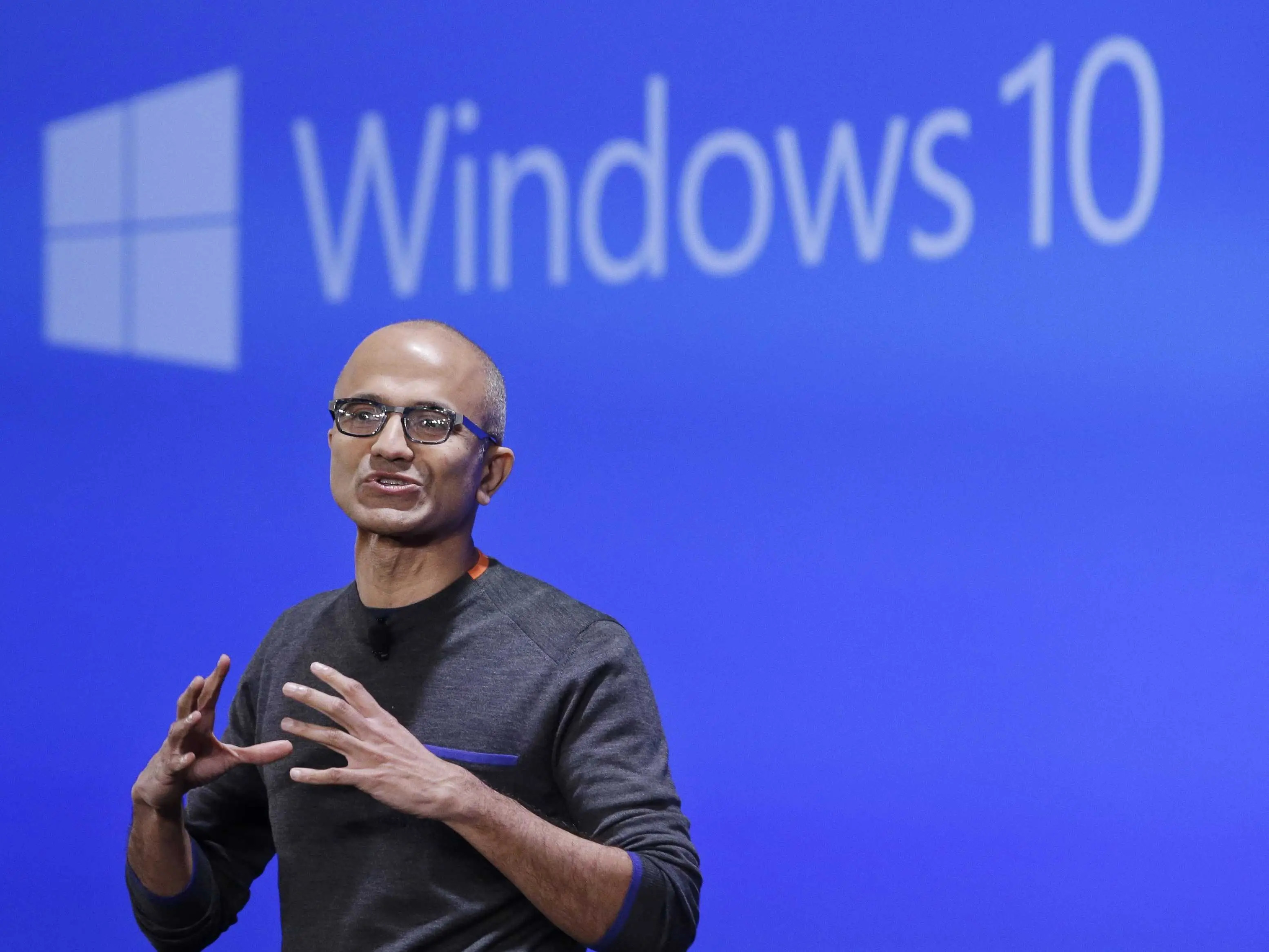 Satya Nadella elnk-vezrigazgat a Windows 10-rl mesl (2015).