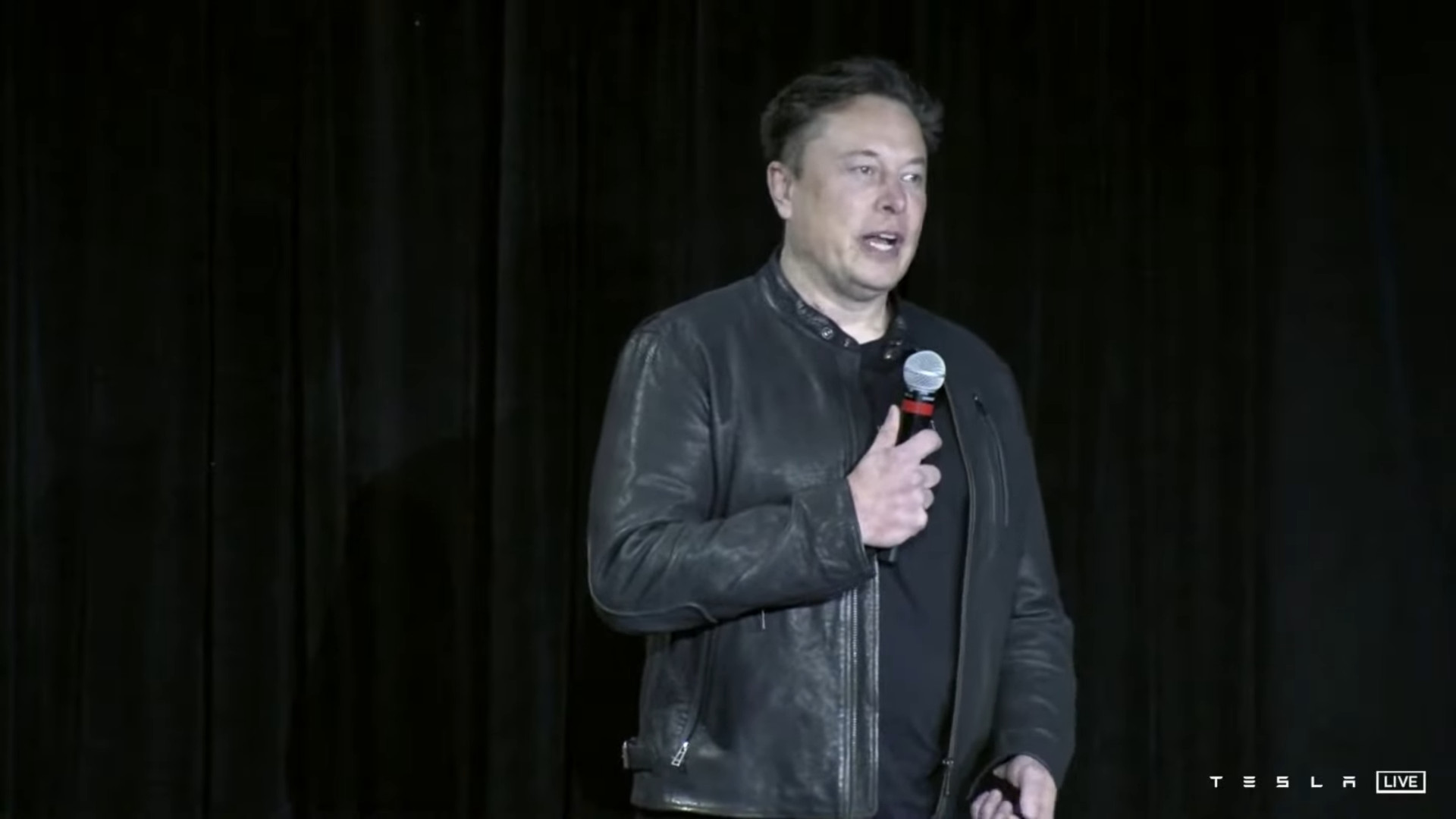 Elon Musk megteremti Optimust sajt kpmsra.