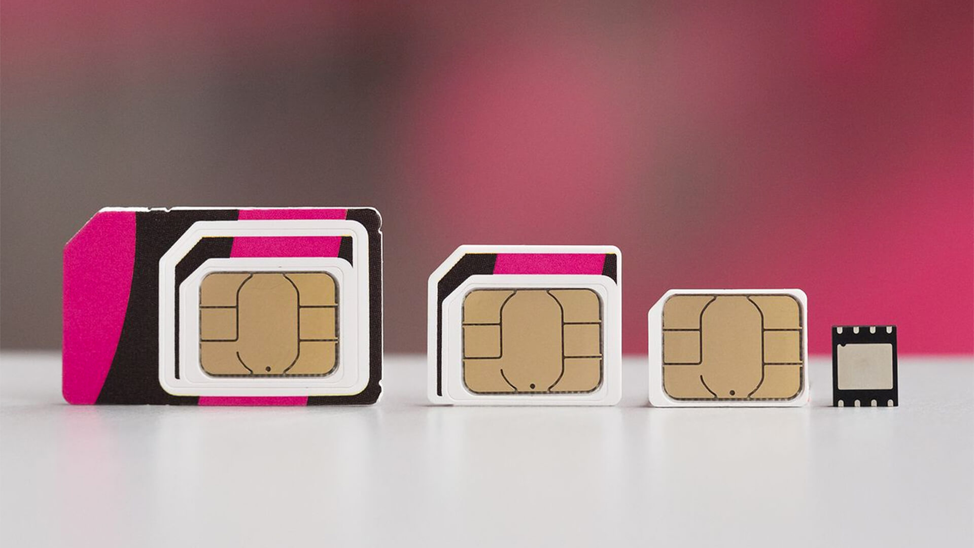 Az eSIM egy gyárialg beépített chip, amihez hozzárendelhetjük elõfizetésünket.