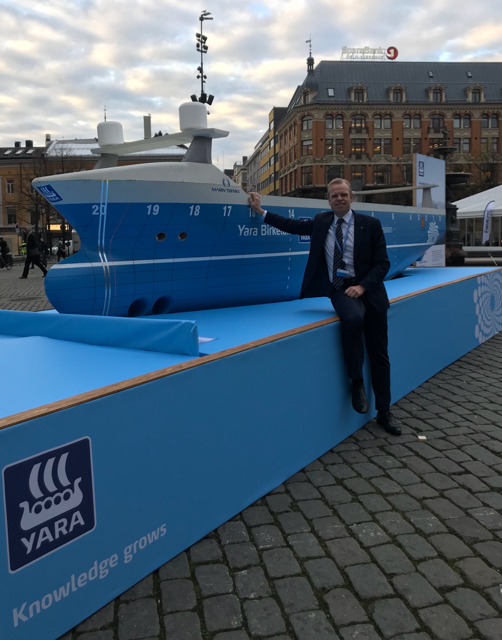 Svein Tore Holsether, a YARA vezérigazgatója büszkén pózol a YB modelljével.