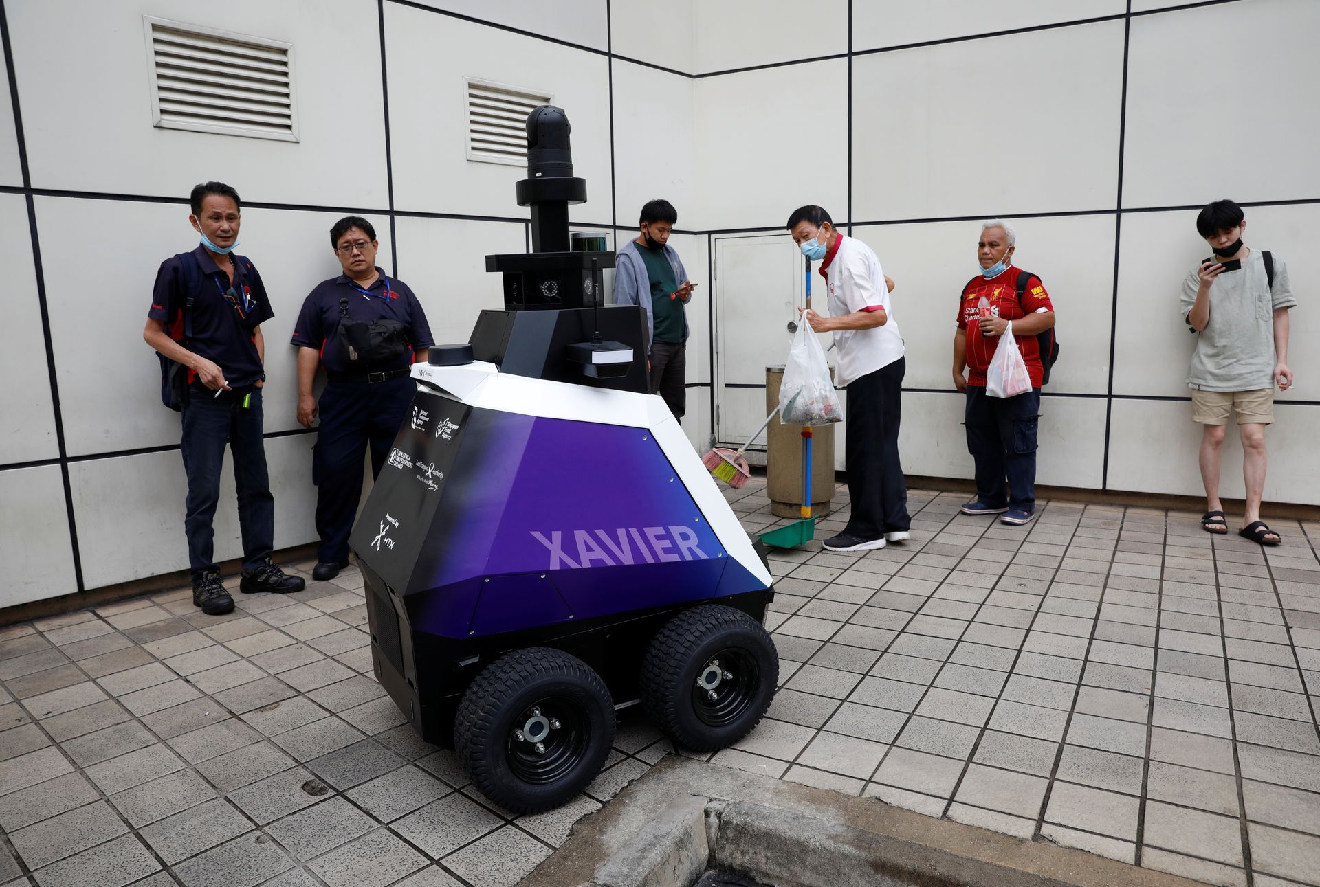 A kijellt dohnyzhelyen minden rendben, de a robot jrr mg kiss szokatlan jelensg. (Kp: Reuters)