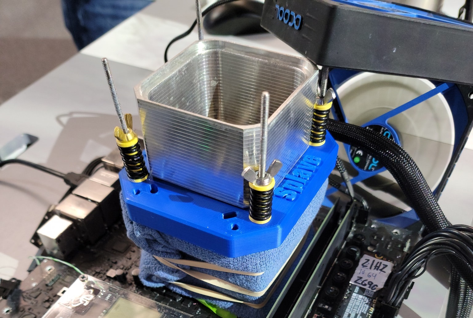 Szerény 6.8 GHz-en az i9-12900K. (Kép: wccftech.com)