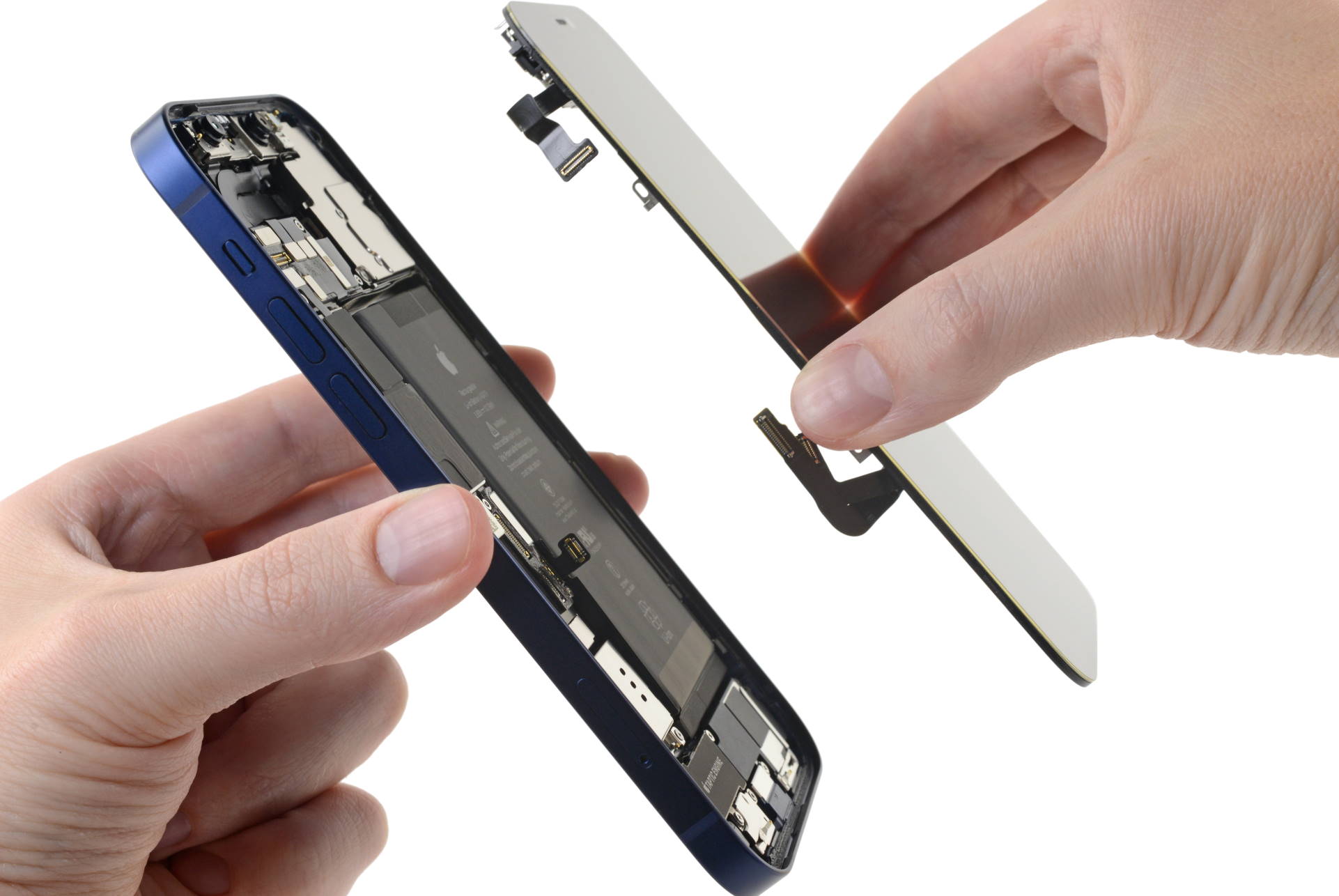 A telefon csak az Apple-tõl vásárolt alkatrészekkel fog mûködni. (Kép: iFixit)