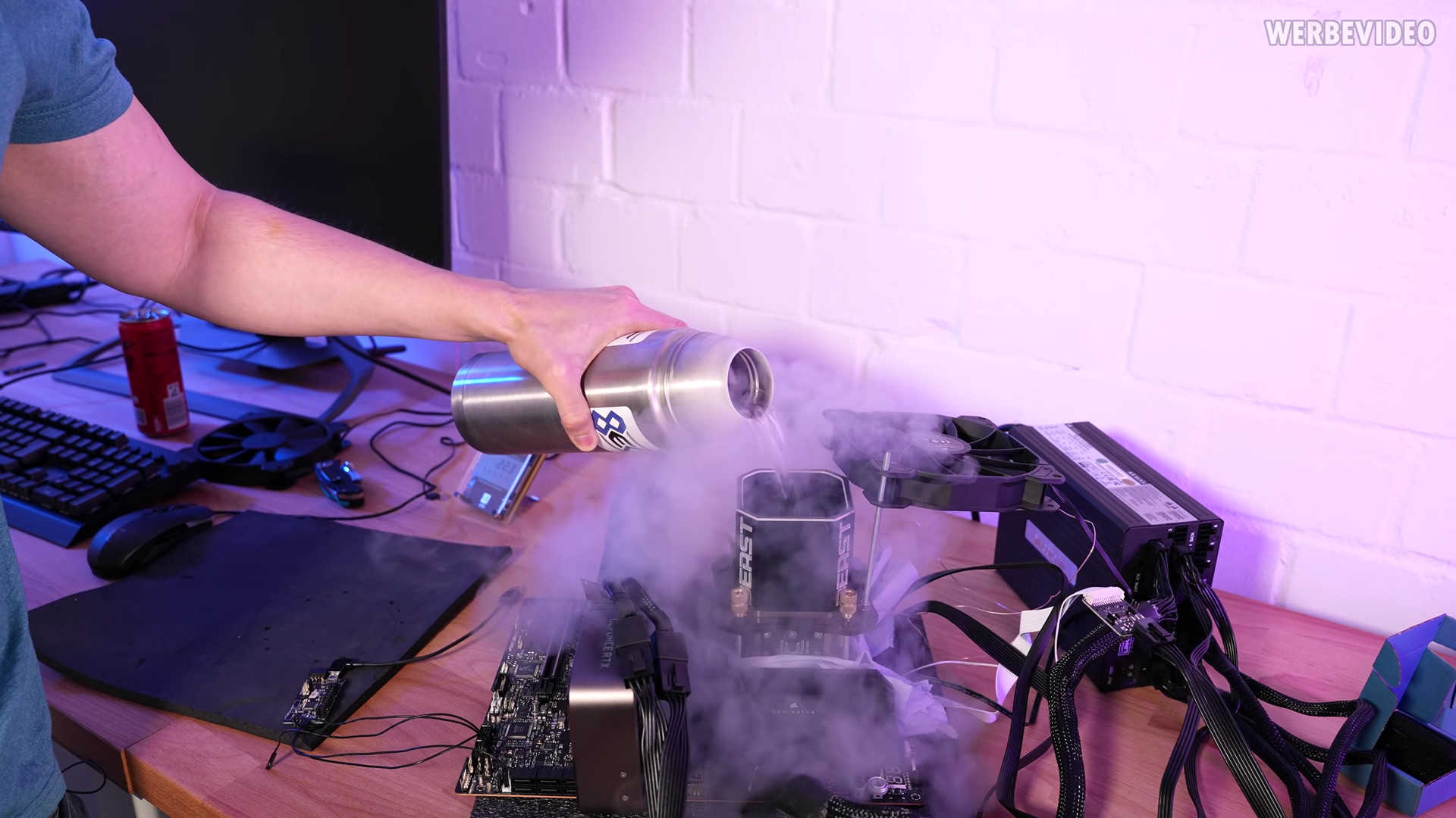 der8auer szerint még folyékony héliummal is valahol 7.5Ghz-nél áll meg a tudomány.