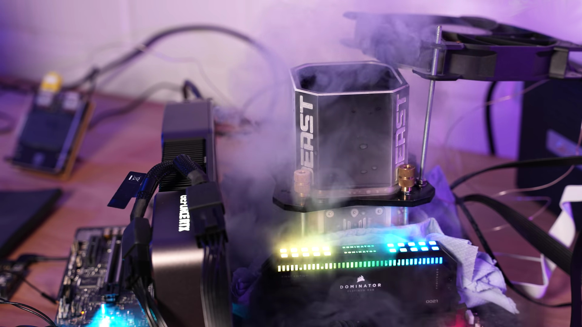 der8auer éppen egy i9-12900K-t próbál a végletekig hajszolni.
