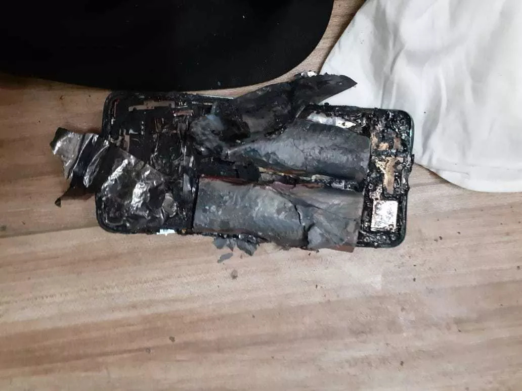 így festett a mobil belseje az olvadt hátlap mögött.