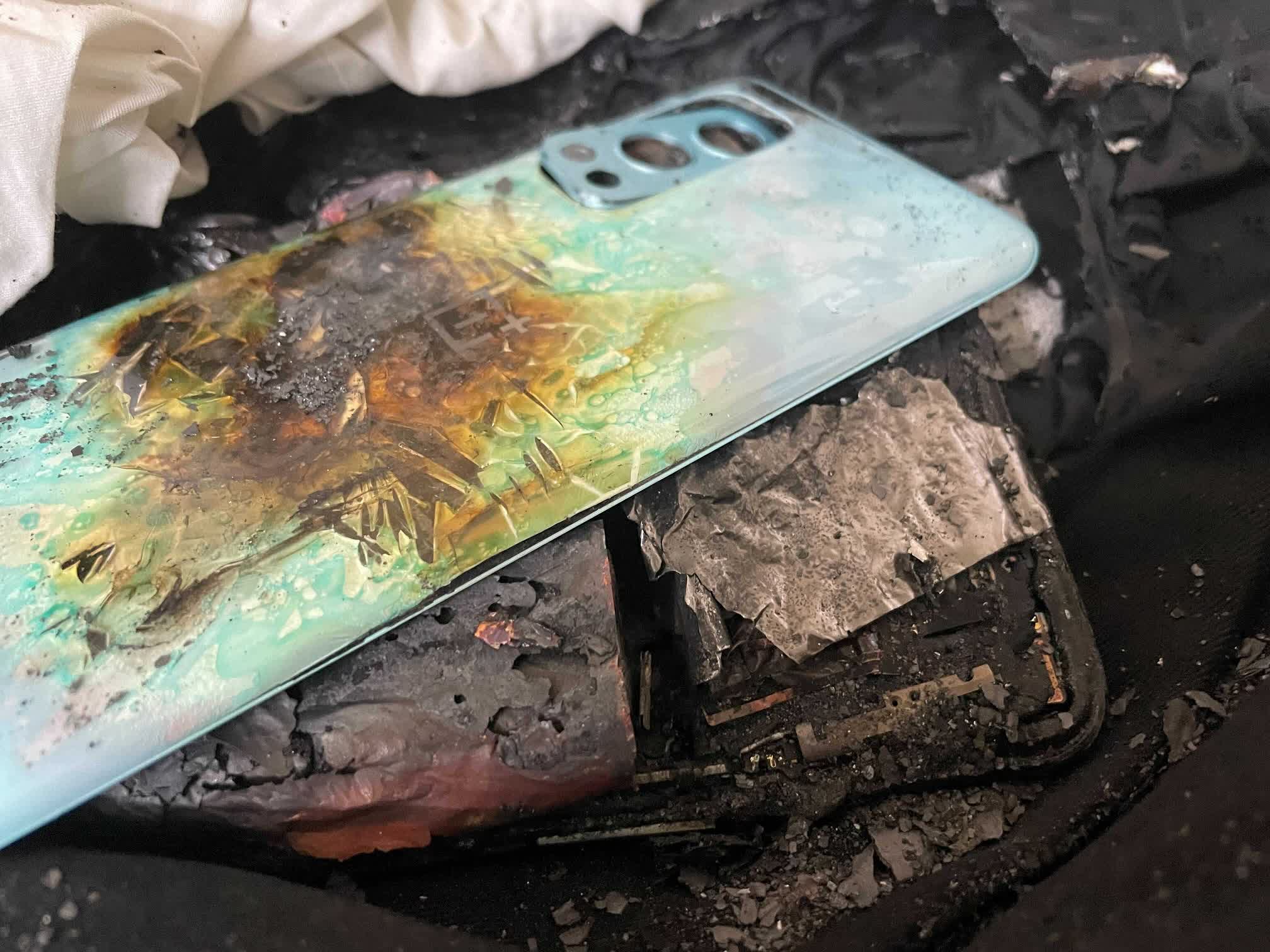 Szeptemberi fotó egy kabátzsebben lángrakapó OnePlus Nord 2 készülékrõl.