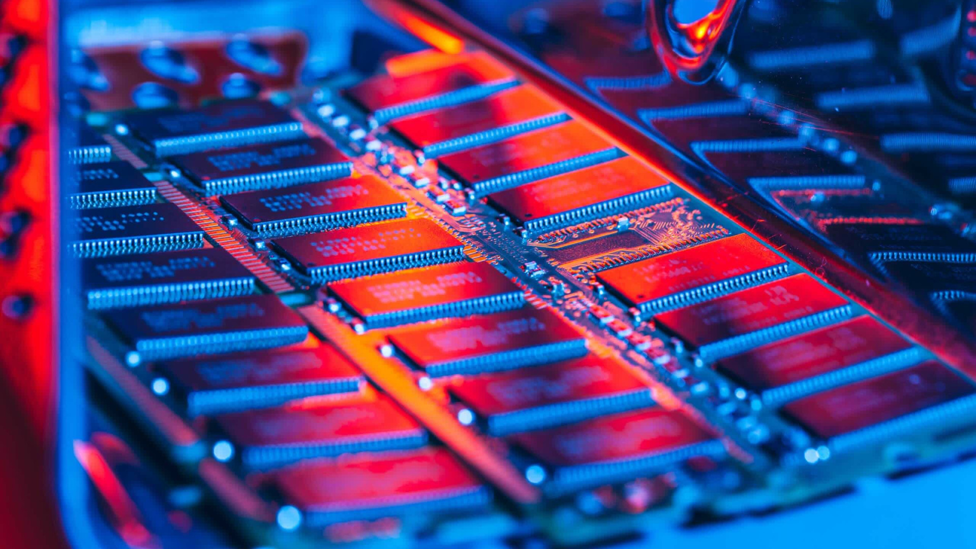 A gyárban még halomban állnak, a polcokon azonban már elég szellõs a kínálat (Kép: TechSpot)