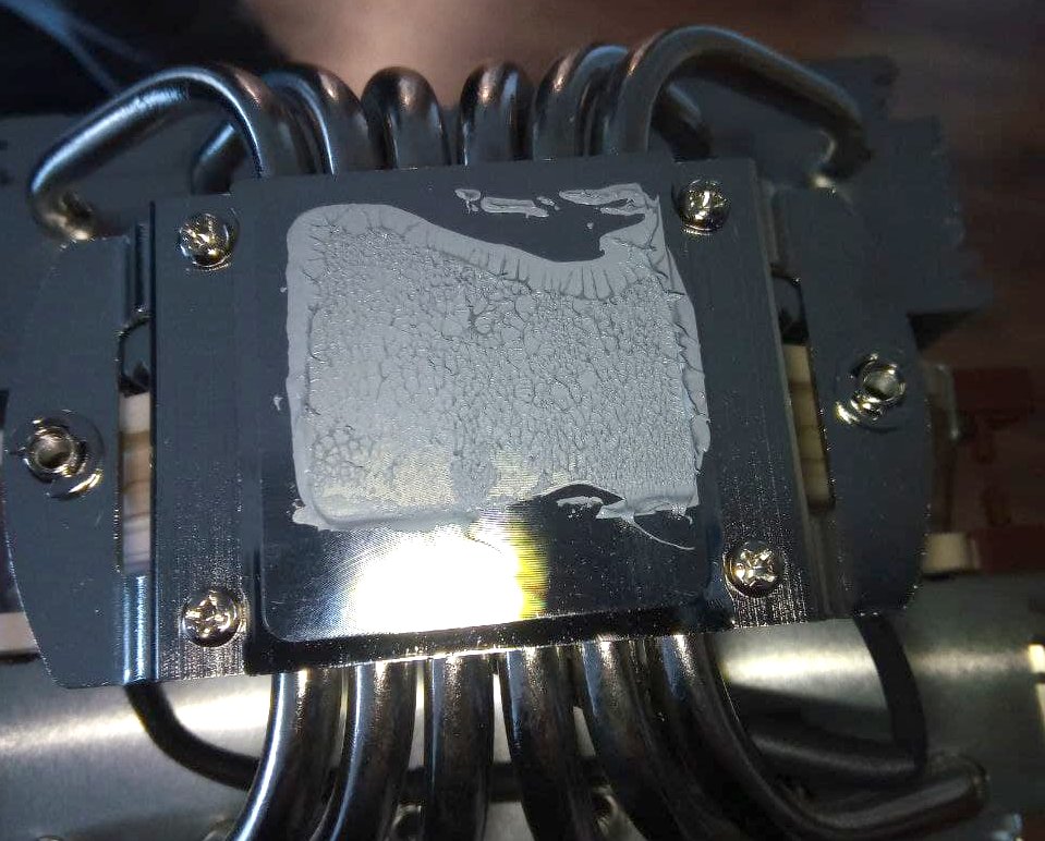 Ez a Noctua hûtõ nem tud megfelelõen ráfeküdni a processzorra. (Kép: igorslab.de)