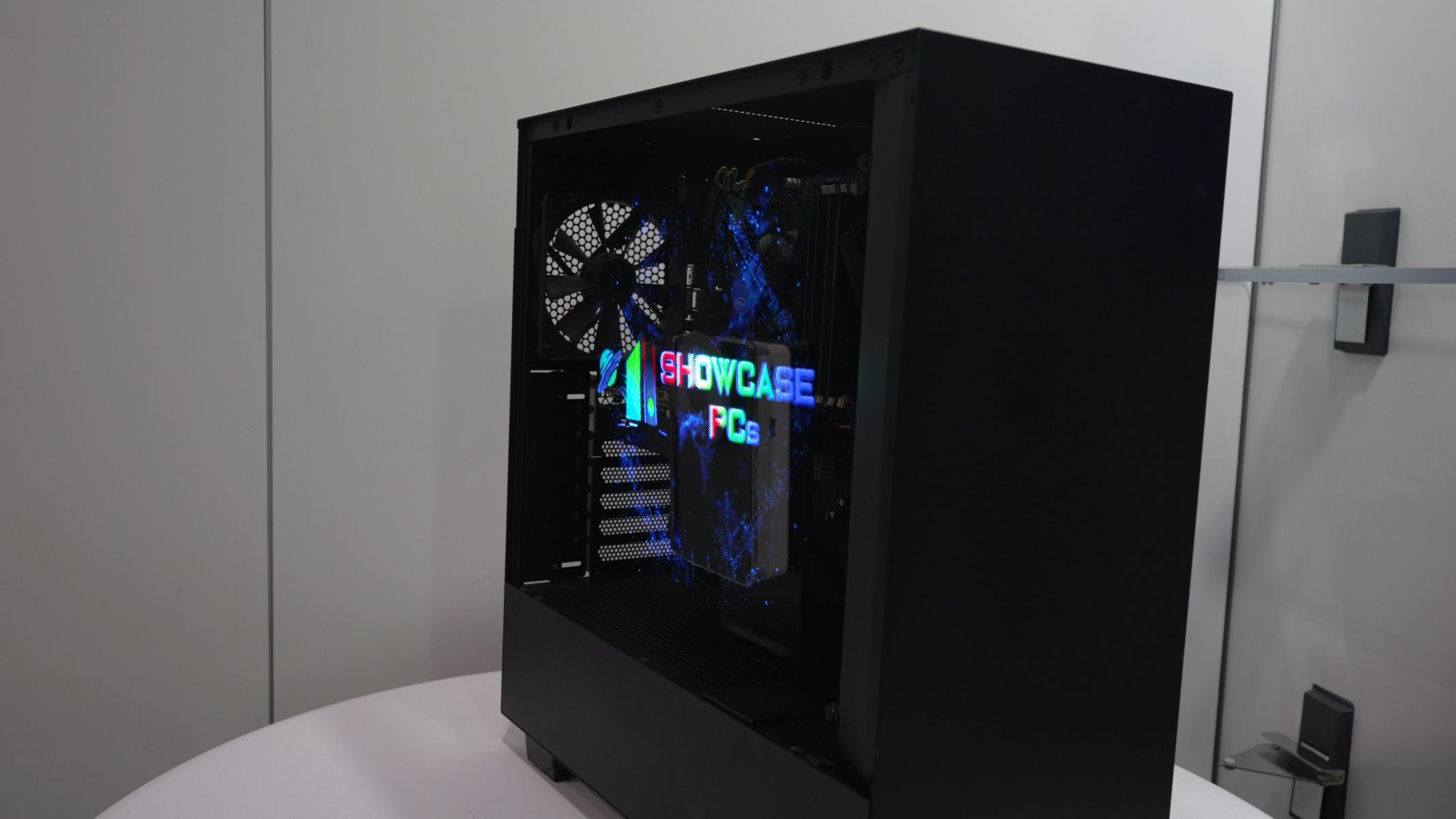 Egyelõre költséges, de kétségtelenül van olyan menõ, mint az RGB. (Kép: Tom's Hardware)