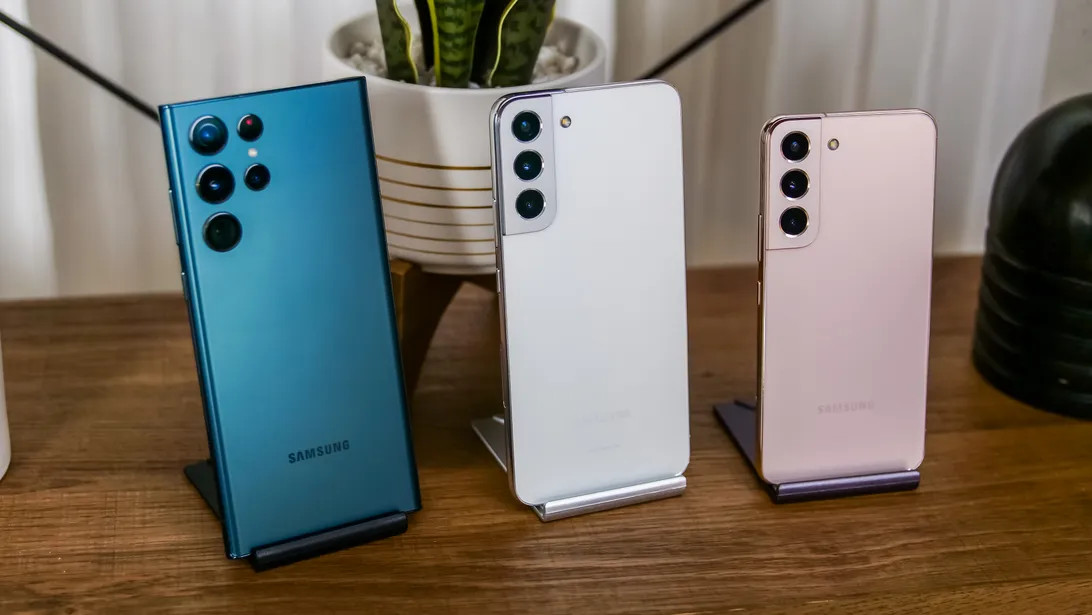 S22, S22+ és S22 Ultra. (Kép: Richard Peterson/CNET)