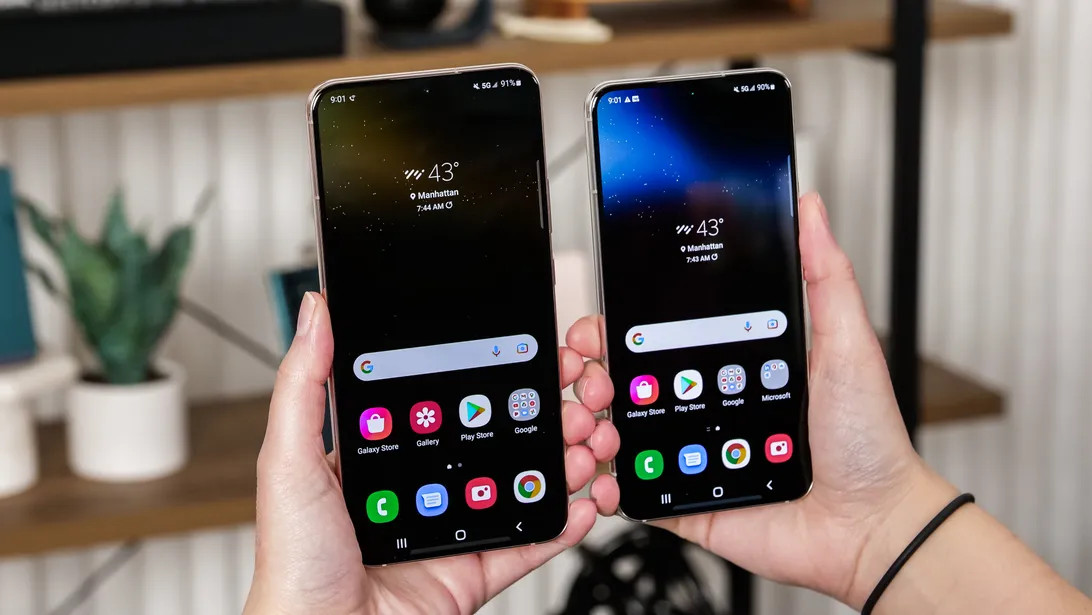 Az S22 páros nem sokat változott a tavalyi verzióhoz képest. (Kép: Richard Peterson/CNET)