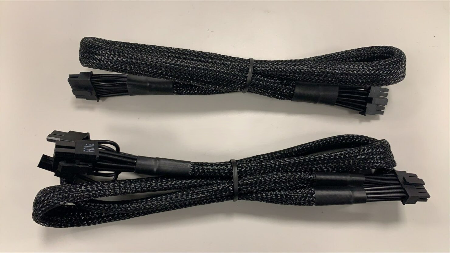 Az új 16-pines PCIe 5 tápcsatlakozó. (Kép: wccftech.com)