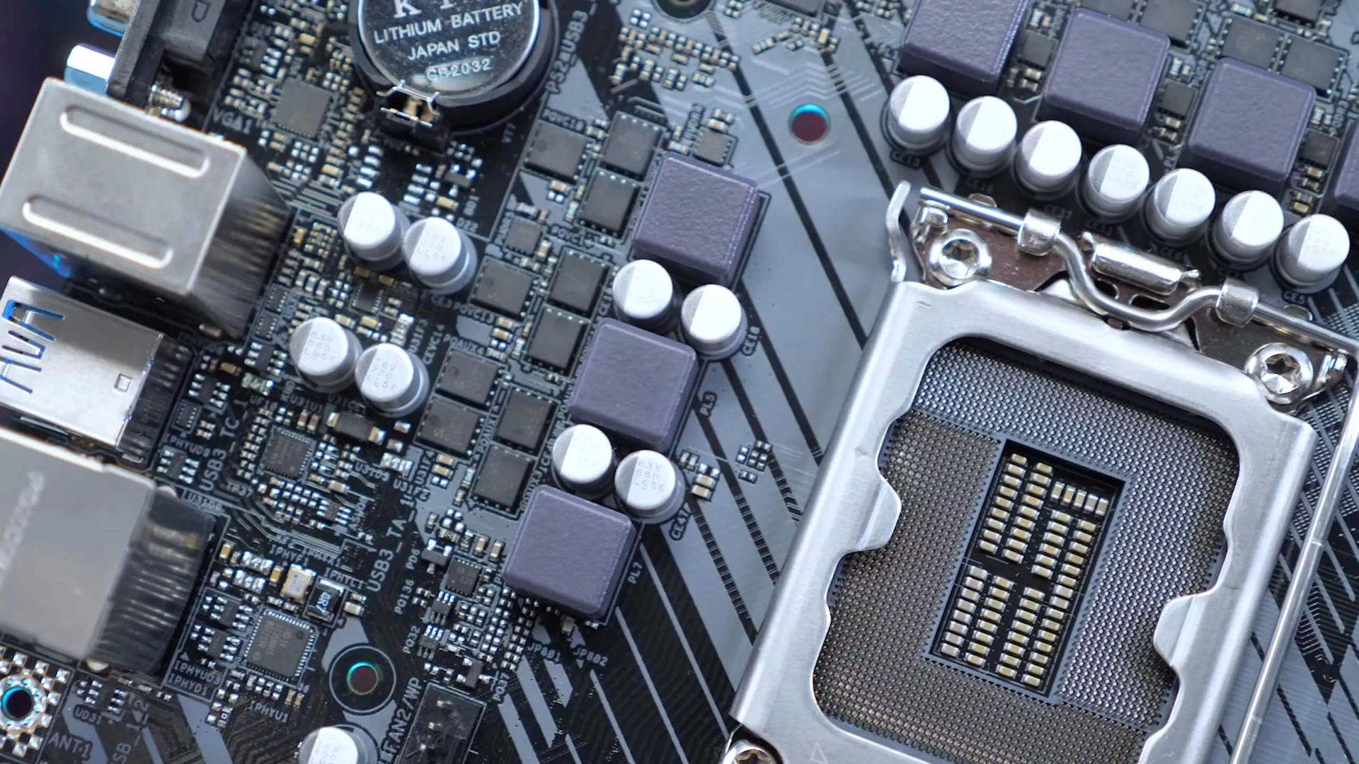 Az ASRock B660M-HDV esetében a VRM egy szivargyújtóra emlékeztet. Kicsi, viszont hamar felforrósodik. (Kép: Techspot)