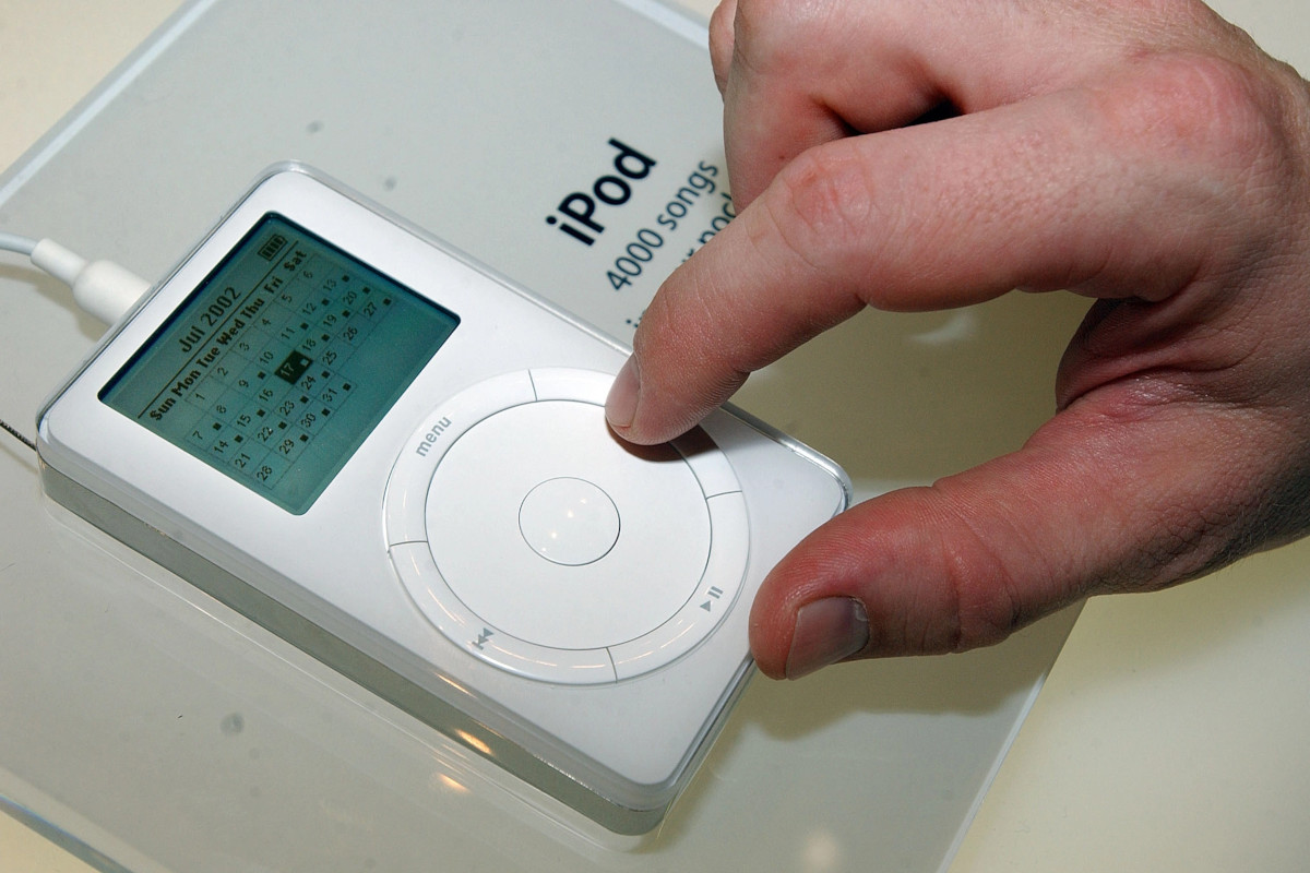 A második kiadás 2002-ben 10GB-os tárhelyet és naptárfunkciót is hozott. (Macworld konferencia, New York, 2002) Kép: Chip East - Reuters
