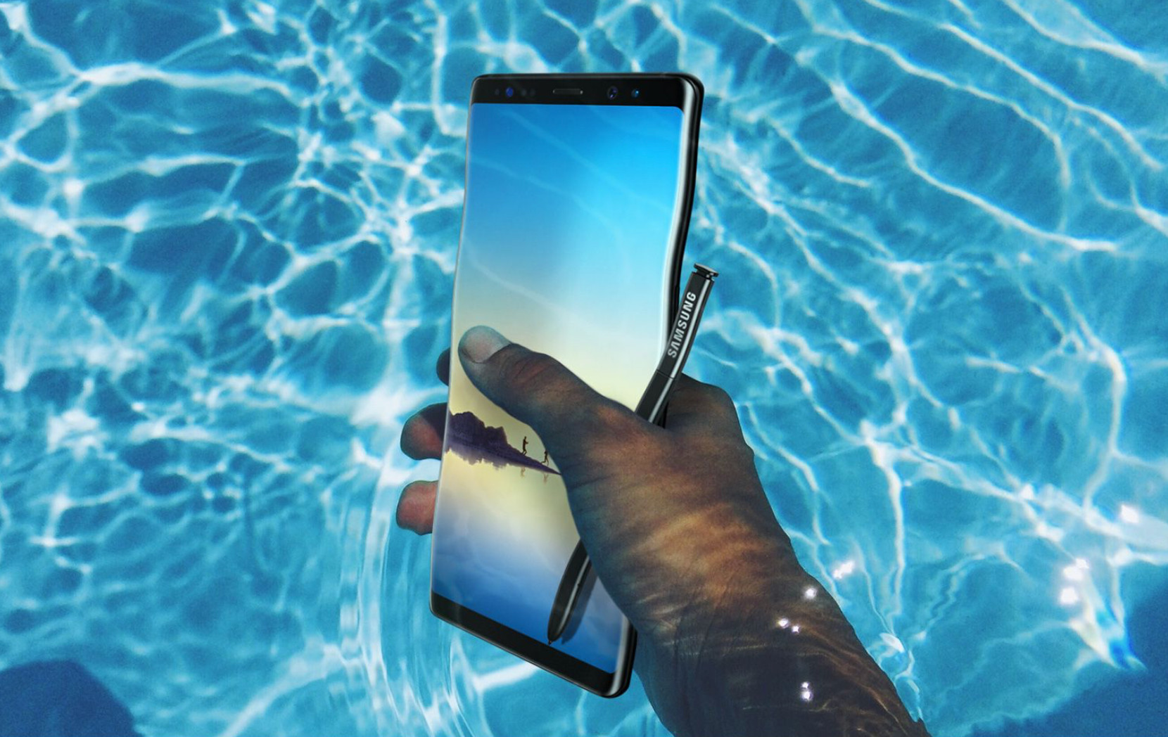 Kell némi bátorság hozzá, hogy az aktuális csúcstelefont búvárkodni vigyük. A Samsung ezen a képen hasonlóra buzdította a vásárlókat. (Forrás: The Sun)