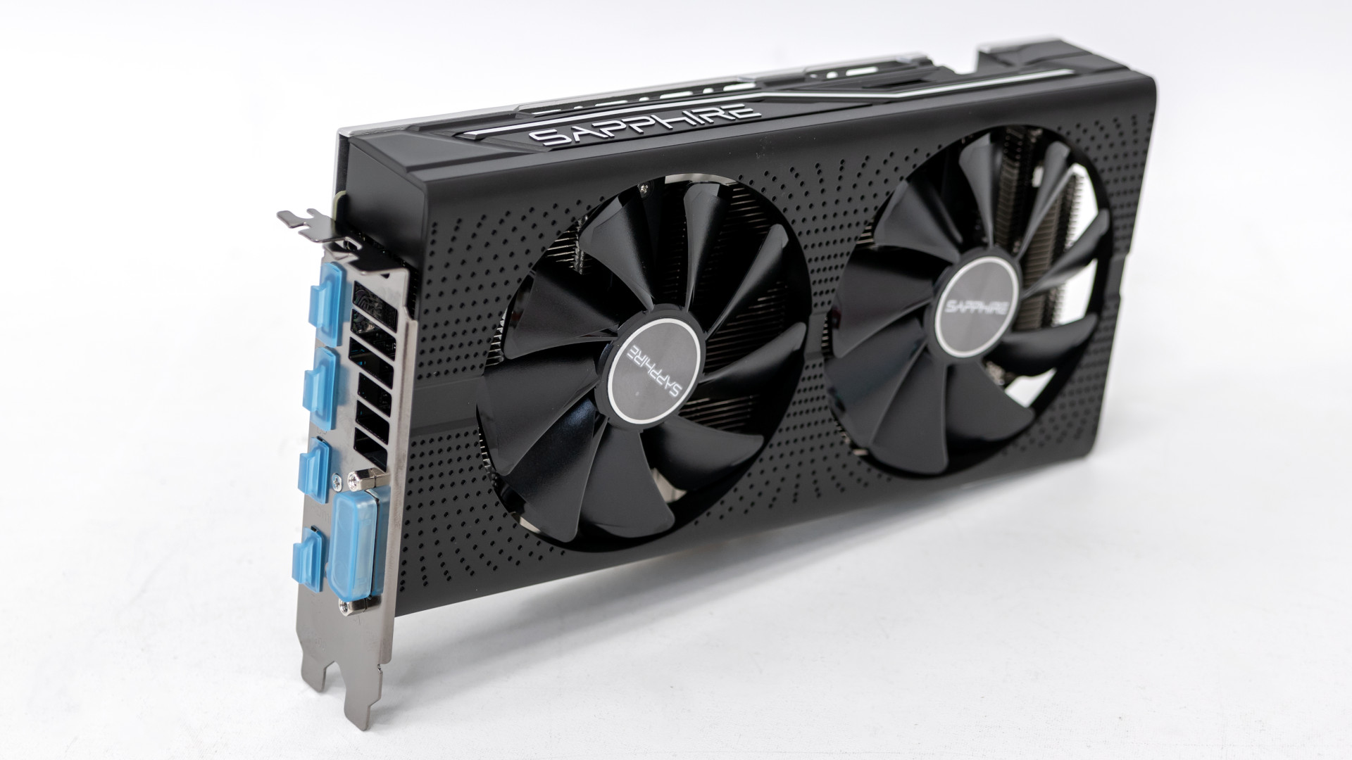 Ha jó áron csípjük el, megéri, de az RX 580 nem sokkal gyengébb.