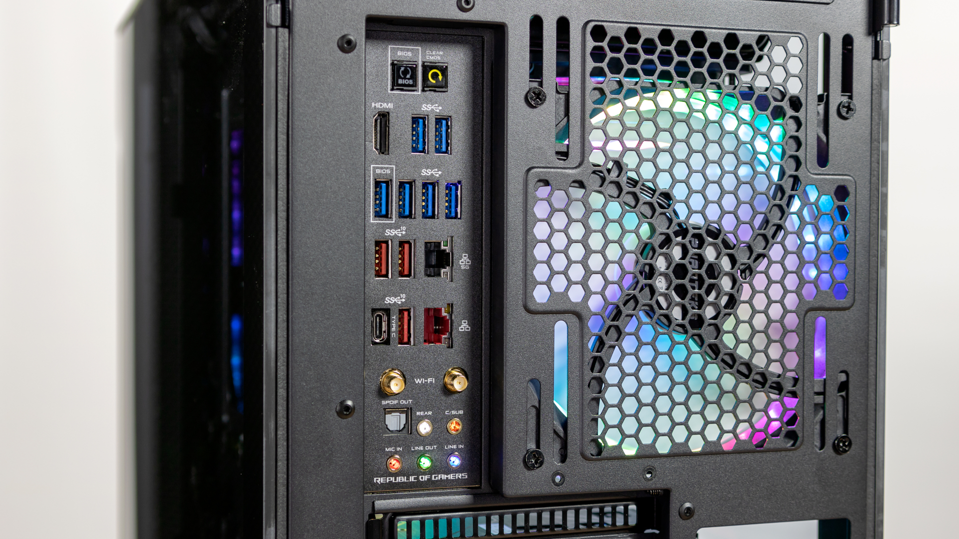 Jól felszerelt lap, gazdagon megpakolva csatlakozókkal