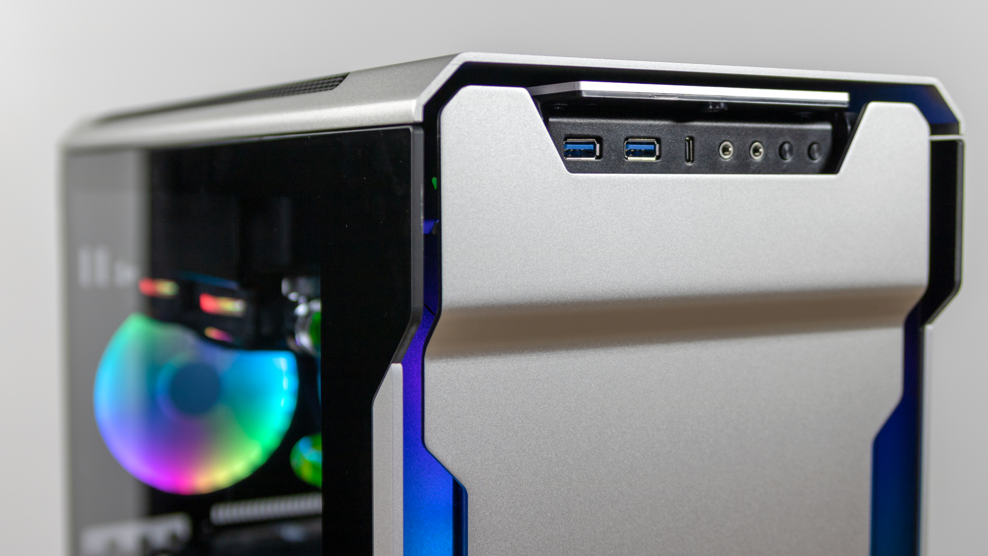 Nem menekülünk az RGB-s opvciók elöl, de ha zavar, tüntetõleg elhagyhatjuk a kábelek bekötését