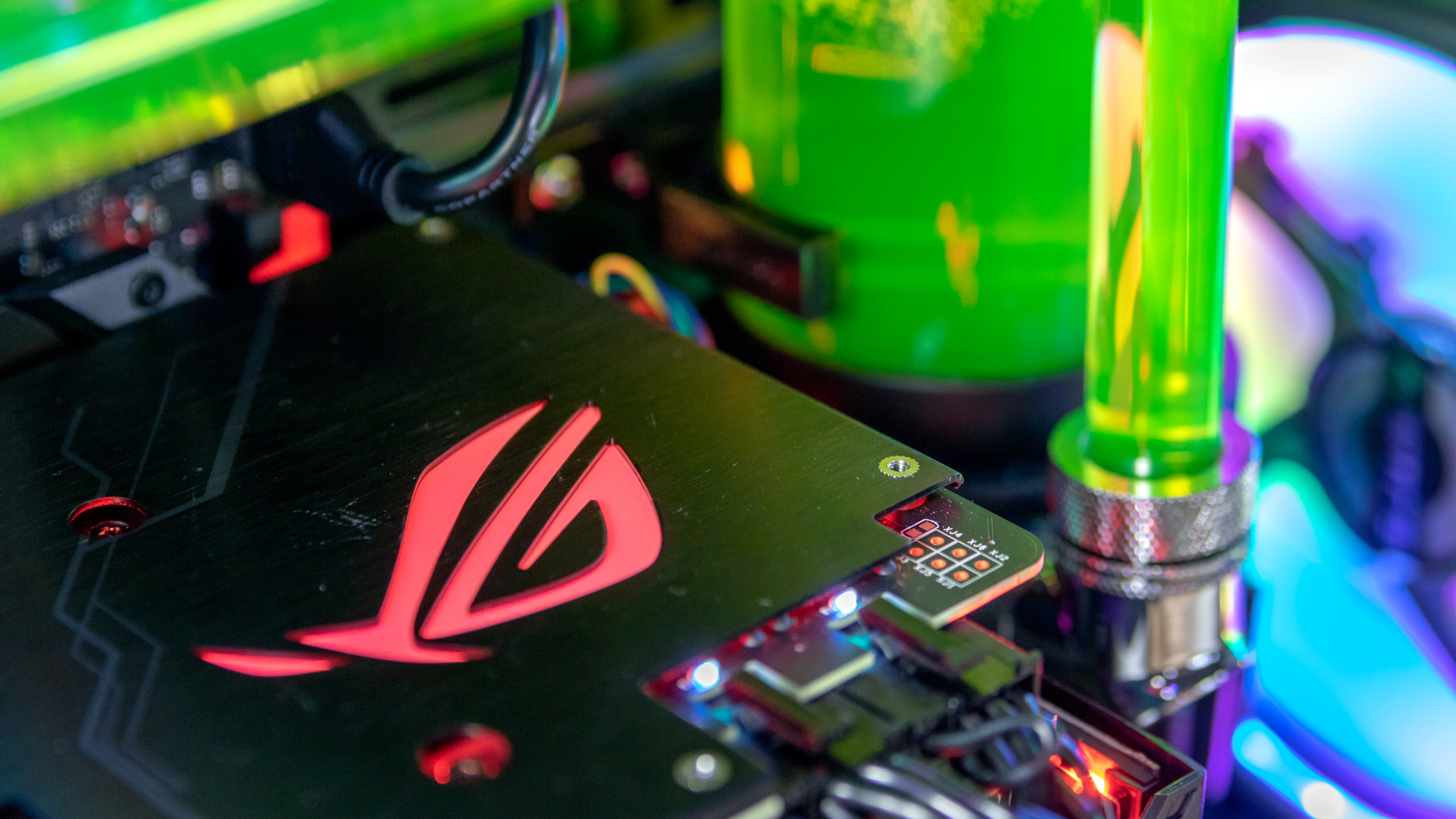 A vörösen izzó embléma a széria védjegye