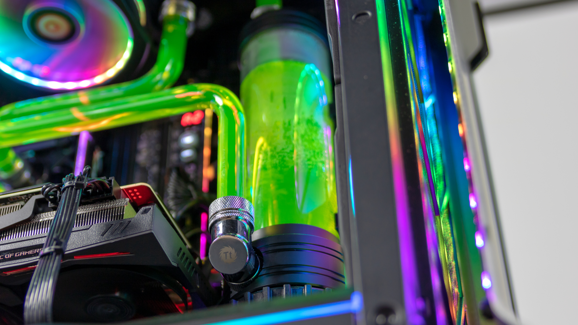 Büszke Thermaltake embléma