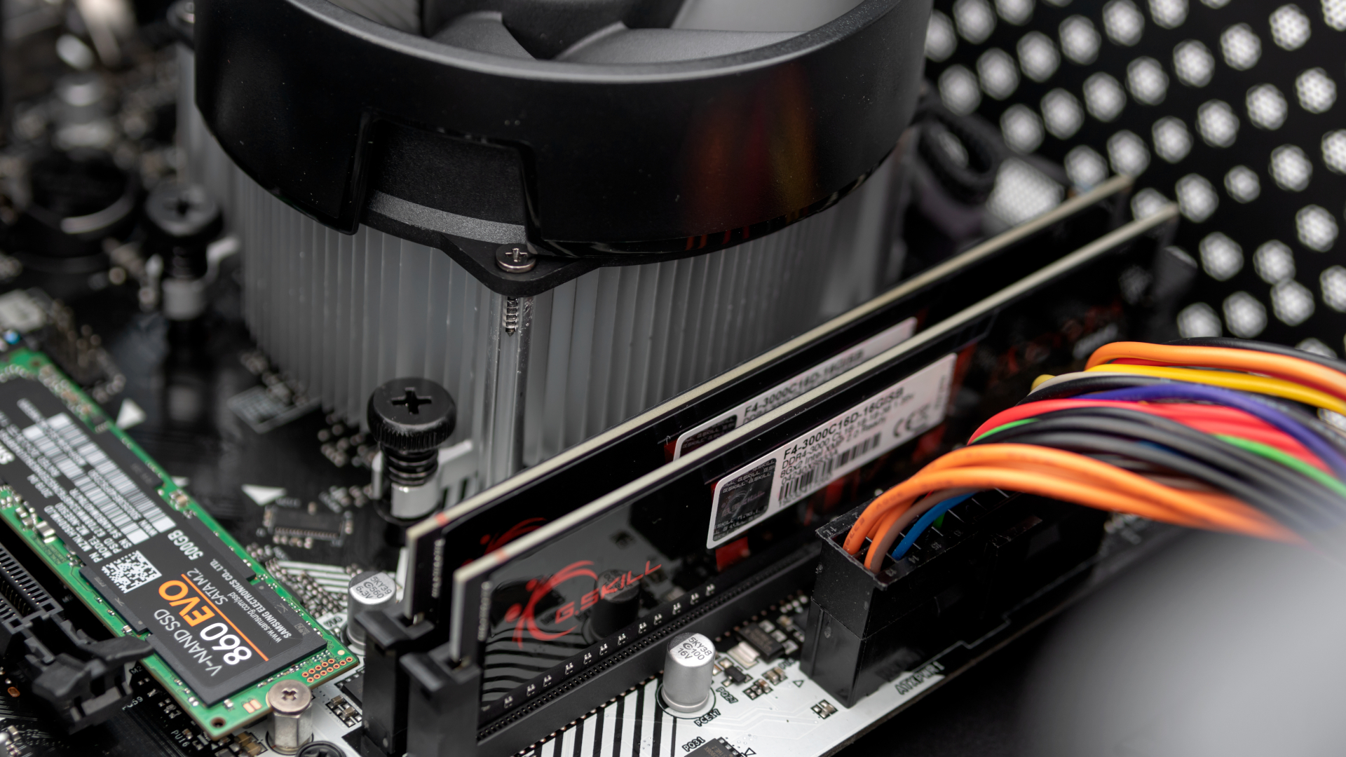 Ideális választás a Ryzen 5 3400G mellé, ha megfizethetõ modulokra van szükségünk