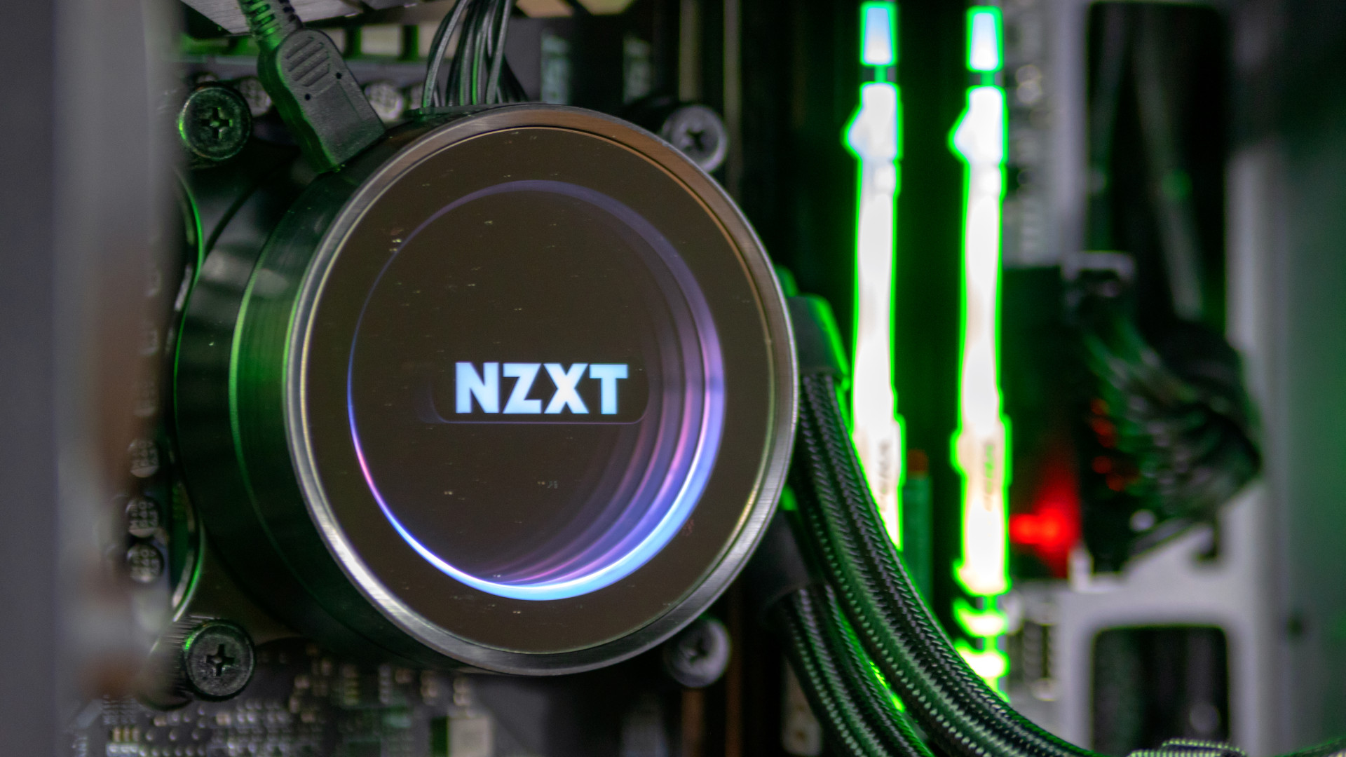 A megszokott tükrözõdõ, RGB-s NZXT felirattal