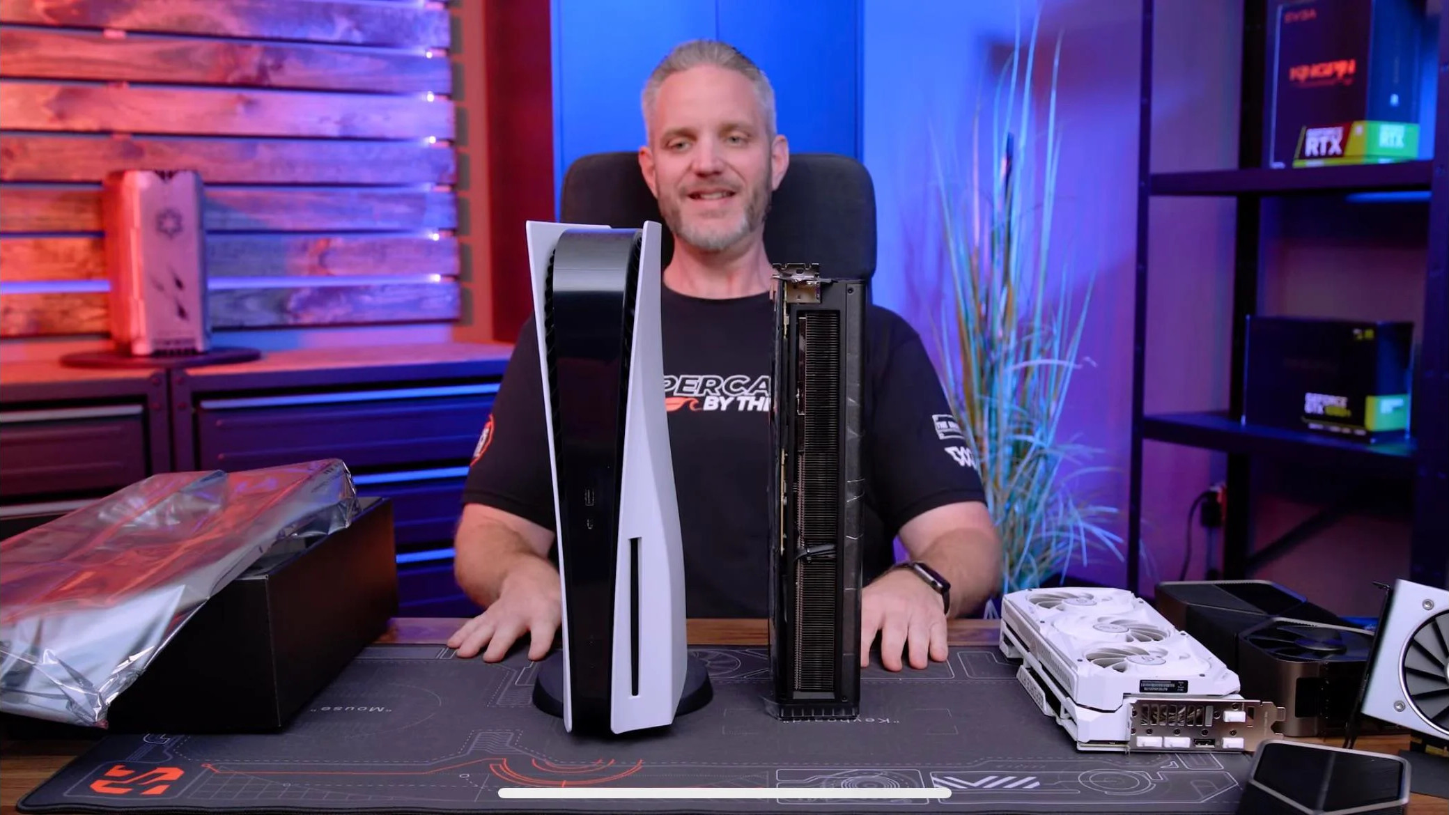 Az RTX 4090 vetekszik egy asztali játékkonzol kiterjedésével. (Kép: JayzTwoCents / YouTube)
